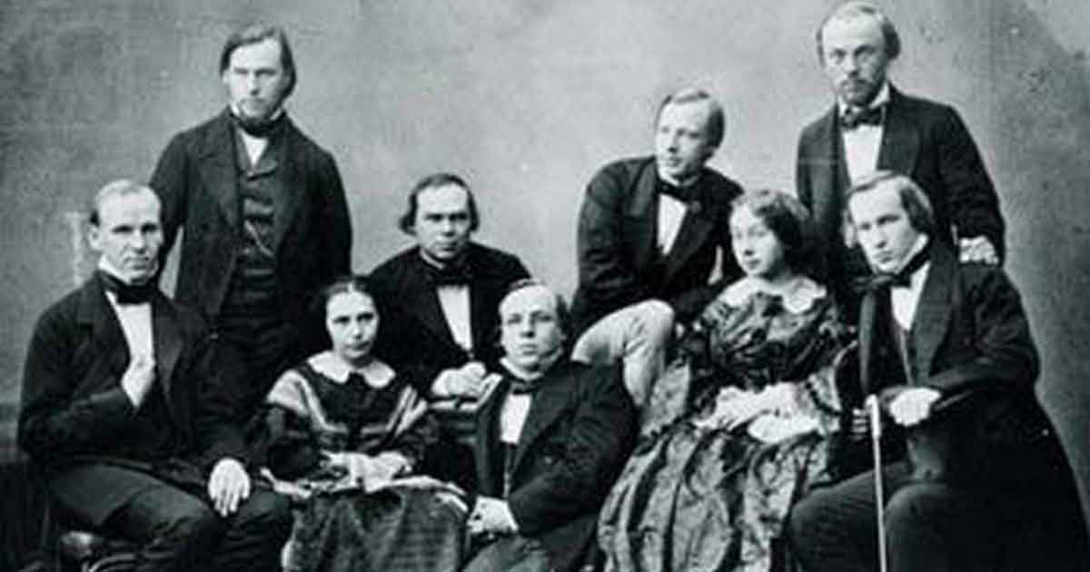 Петр Боткин (сидит в центре) с детьми. Фото из коллекции Михаила Золотарева